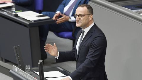 Asendusema sünnitas Saksa staarpoliitikule lapse – kriitikalaviin sundis meest ametist loobuma