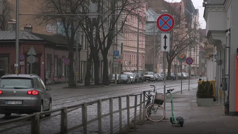 Kāpēc Rīgā aizliedz novietot automašīnas Miera ielā?