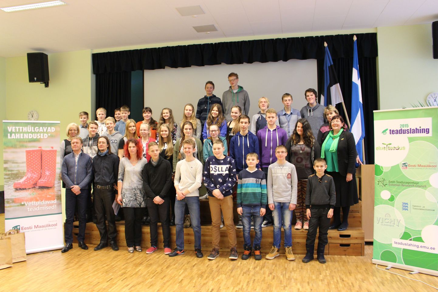 Pärnu Mai koolis toimunud teaduslahingus osalenud õpilased ja nende juhendajad.