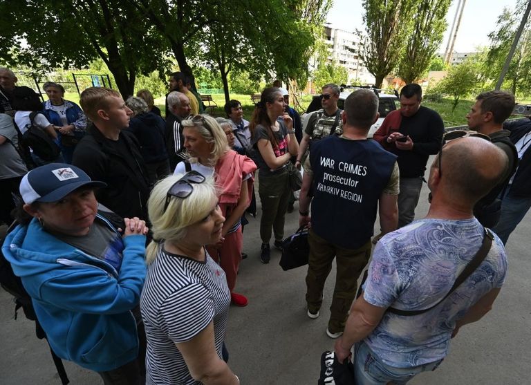 Жители Харьковской области разговаривают с членом команды прокурора по расследованию военных преступлений