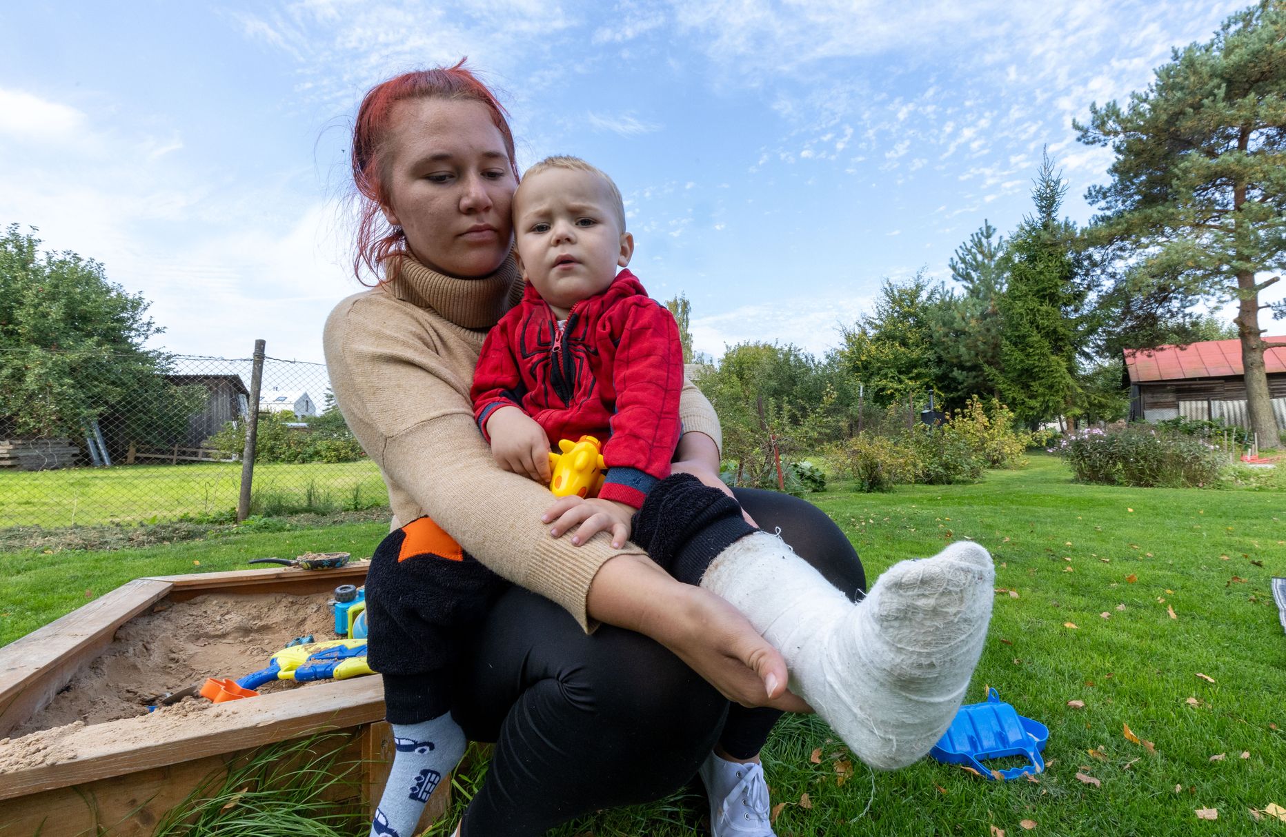 Annika Ärtis näitab oma kaheaastase poja kipsis jalga. Naise väitel tekkis raske vigastus lasteaias.