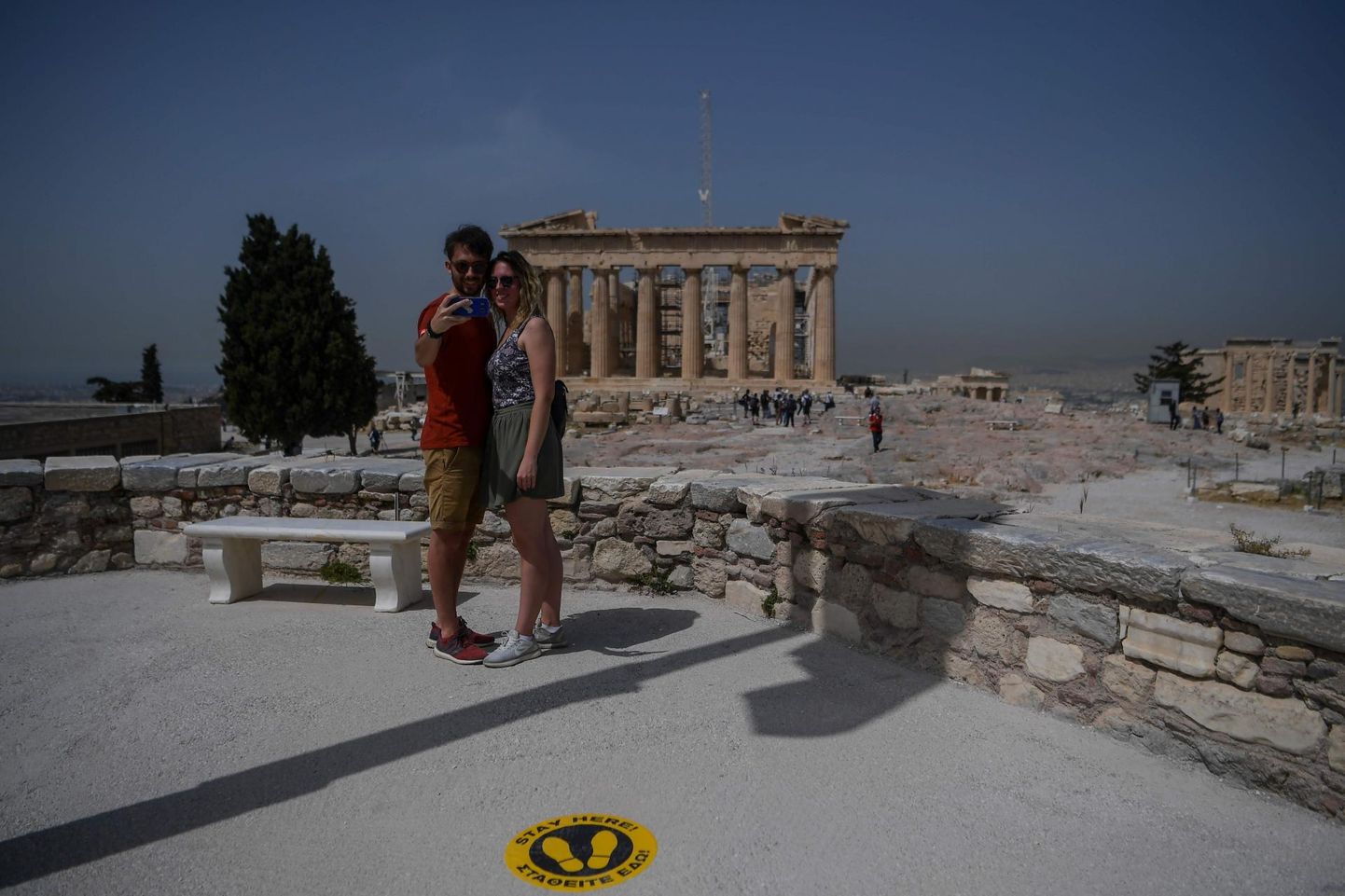 Kreeka majandus sõltub suuresti turismist. Paarike tühja Ateena akropoli juures.