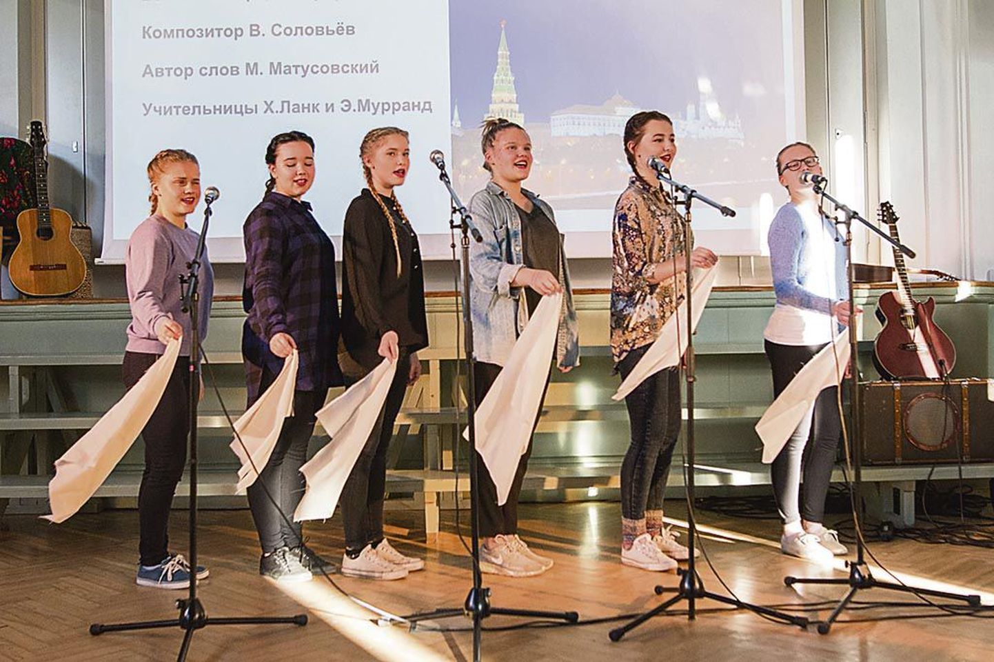 Pärnu vabakooli tüdrukute ansambel esitas tuntud laulu “Õhtud Moskva lähistel”.