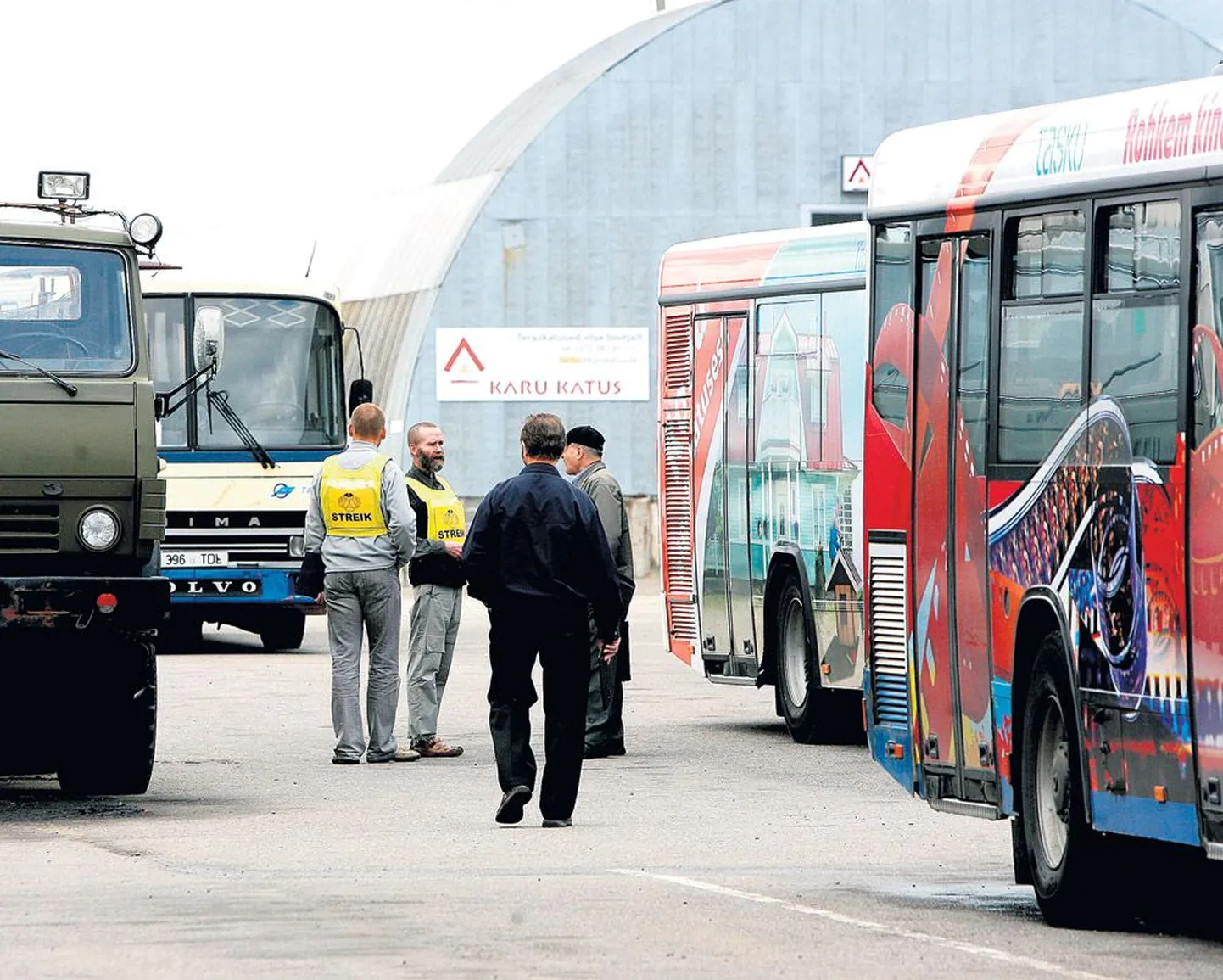 Tartumaa bussijuhid kogunesid streigitundideks Ringteele, kus asub GoBusi kontori- ja garaaþihoone.
