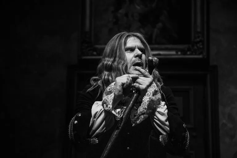 Eesti teatri auhindade jagamisel sai sõnalavastuste meespeaosatäitja auhinna Karol Kuntsel selle eest, et on Arnolphe lavastuses «Naiste kool».