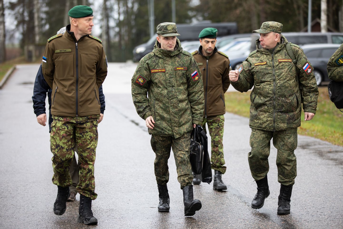 Российские инспекторы в ноябре прошлого года знакомятся с городком 2-ой пехотной бригады.