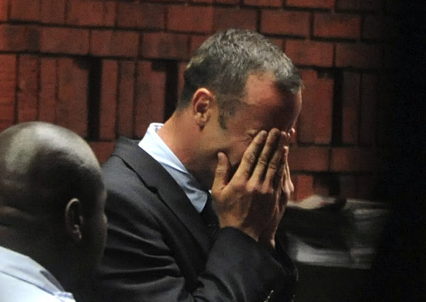 Оскар Писториус в суде. Как сообщает пресса, легкоатлет не раз начинал в суде плакать.
