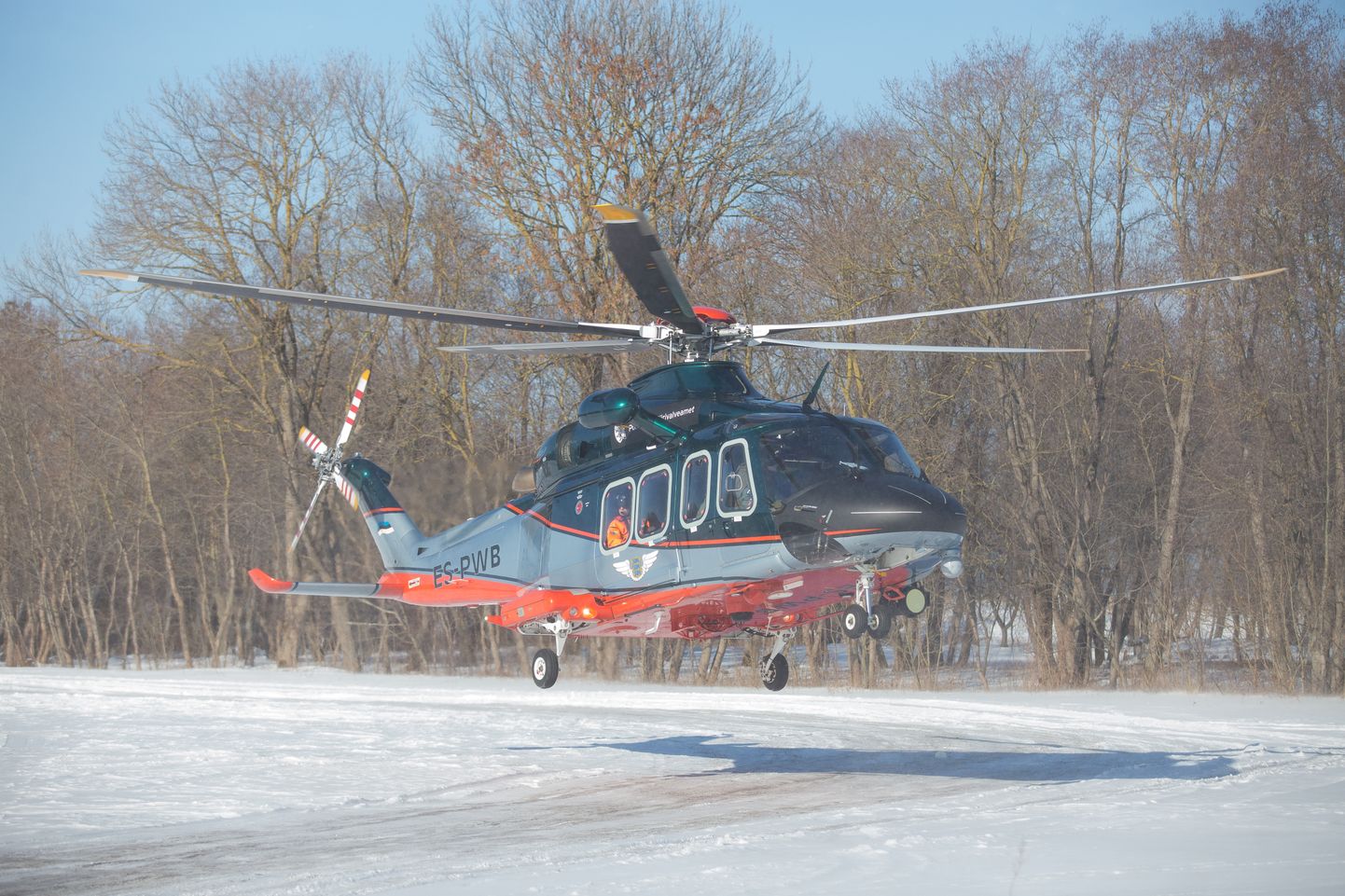 Вертолет Департамента полиции и погранохраны при необходимости совершает и медицинские полеты, но это не является его основной работой.