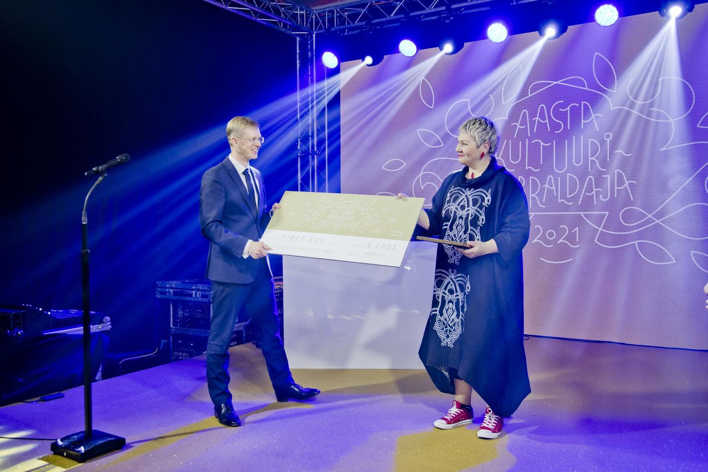 Kultuuriminister Tiit Terik andis aasta kultuurikorraldaja tiitli Piret Ausile.