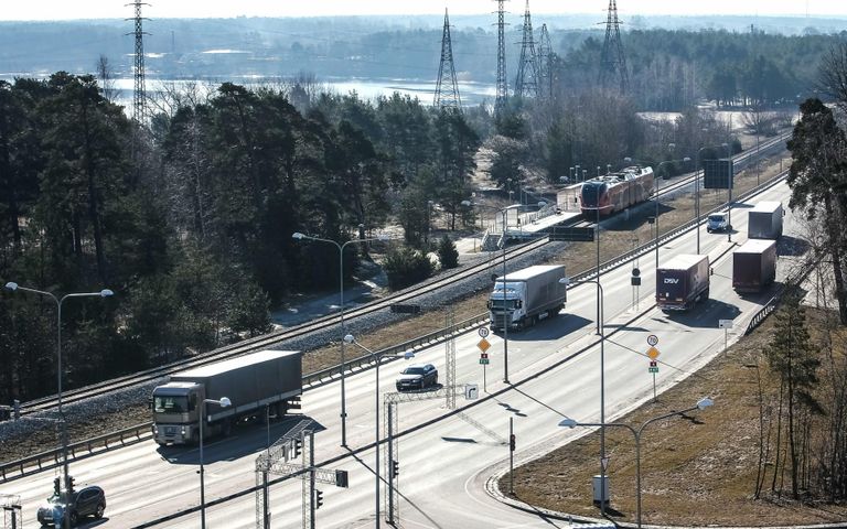 Järgmisel kümnendil lubatakse suvepealinnast pealinna ehitada 2+2 tee. Pildil 2+2 Liivi tee Pärnus.