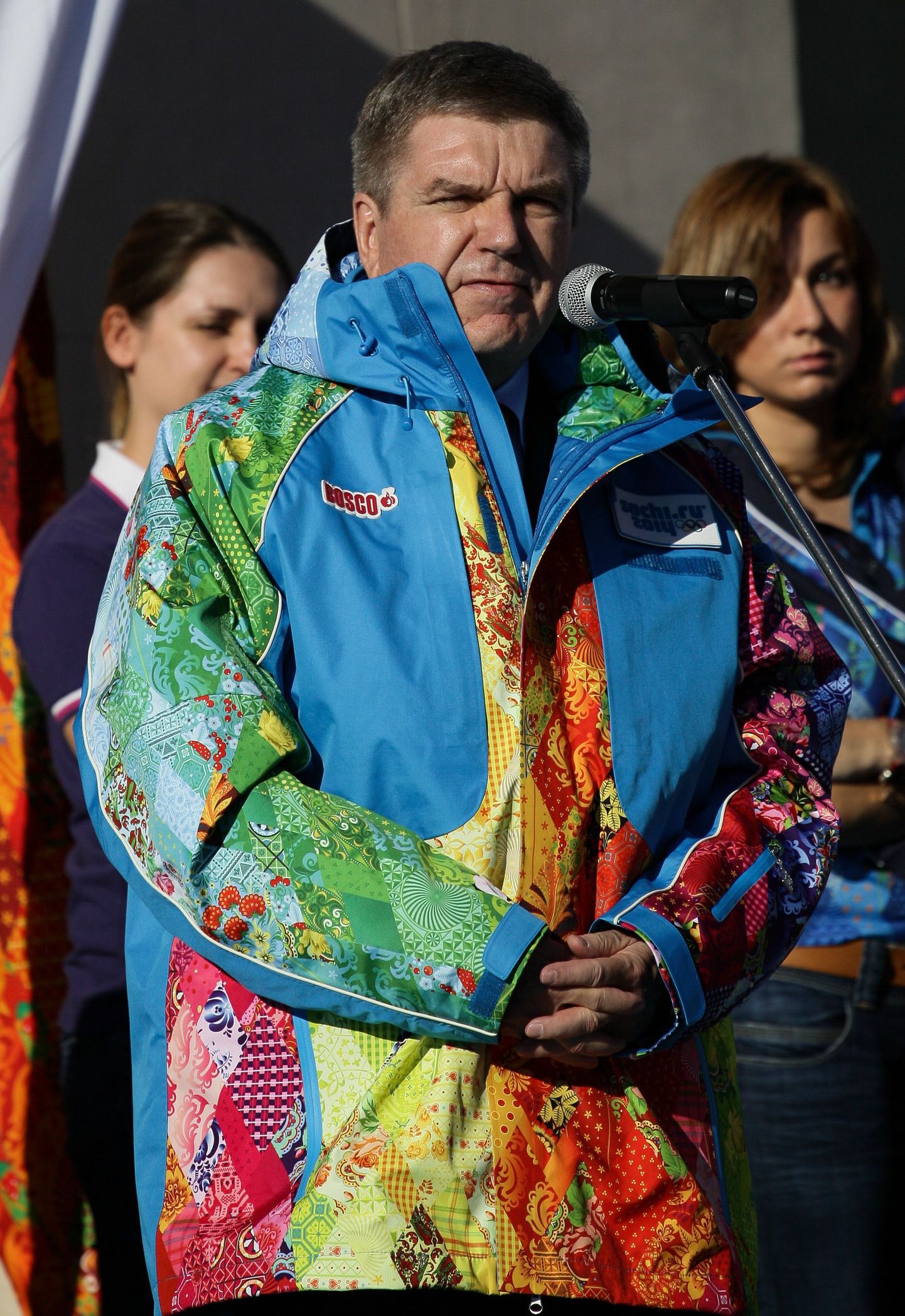 Президент МОК Томас Бах в форме волонтеров Сочи-2014.