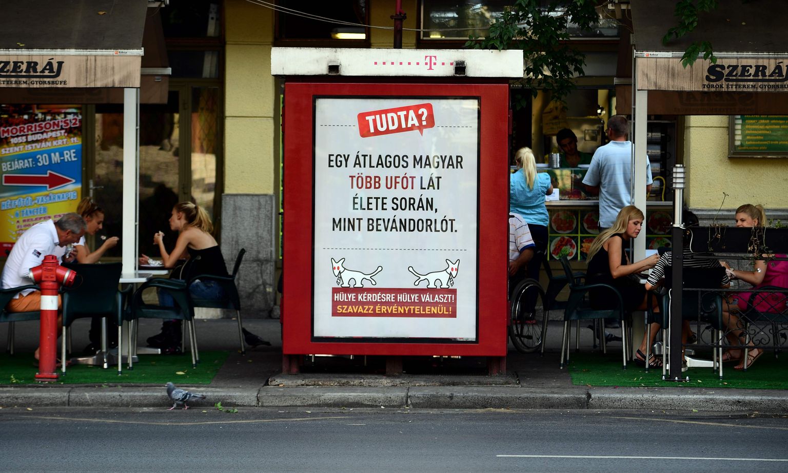 «Keskmine ungarlane näeb oma elu jooksul pigem ufot kui põgenikku» kuulutab Kahe Sabaga Koera plakat Budapesti kohviku juures.
