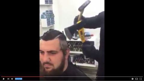 Когда этот мужчина сел в кресло парикмахера, тот достал… топор! Дальше вообще я не поверил своим глазам! (видео)