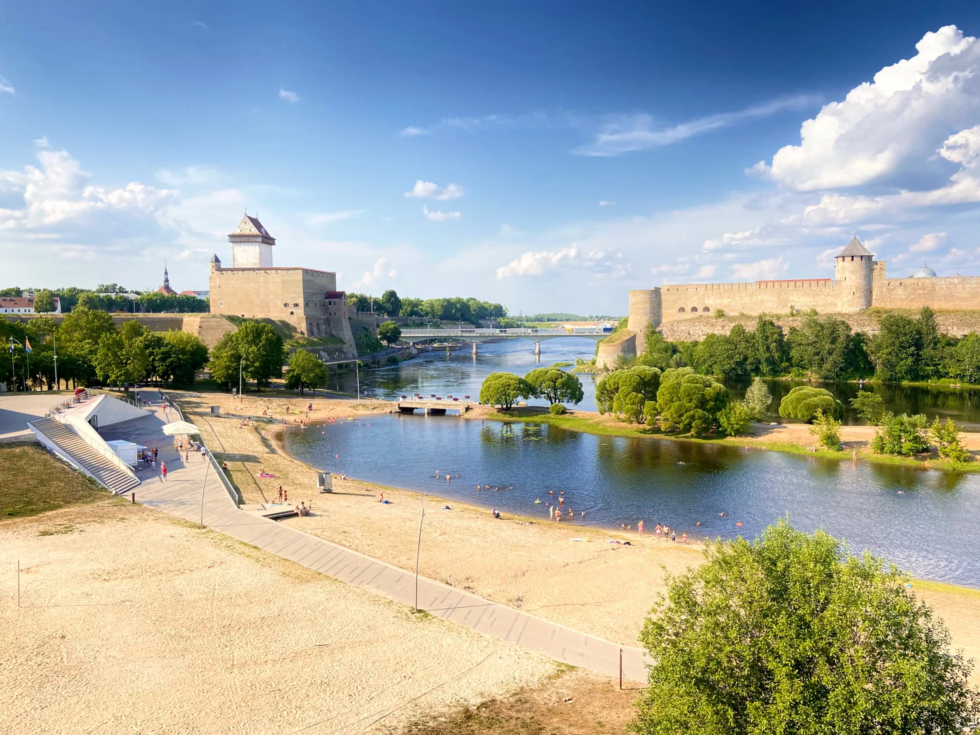Joaoru rannas supeldes avaneb vaade nii Narva kui Ivangorodi linnusele.