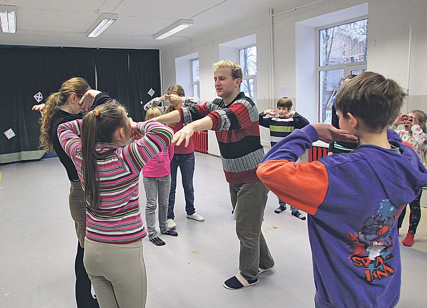 Tormi Tuuling Jah! Improgrupist pani noored mängima nii röstrit kui ka öökulli. Eile alles hakati harjutama, laupäevaks valmivad noortel esitlused, mida võivad kõik huvilised minna Lille majja tasuta vaatama.
