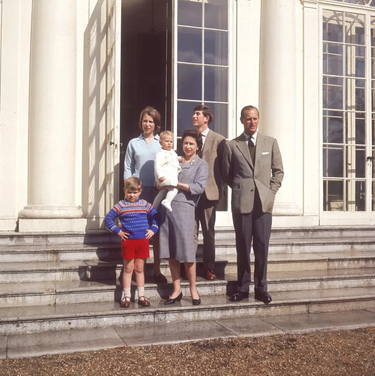 Elizabeth II ja prints Philip 1965. aasta aprillis Frogmore House'i treppidel koos oma nelja lapsega. Taga seisavad printsess Anne ja prints Charles, prints Andrew seisab kuninganna kõrval ja prints Edward on kuninganna süles