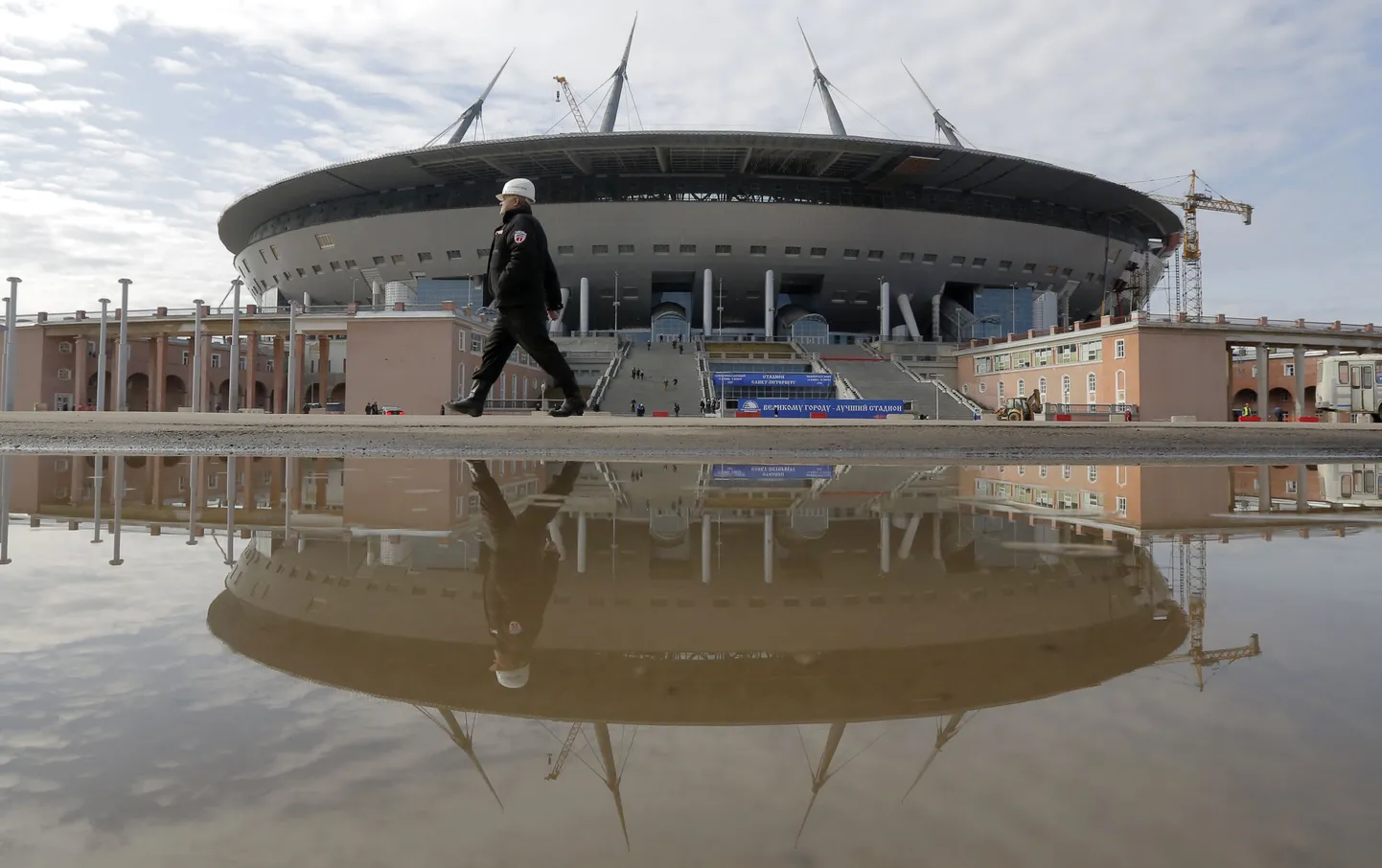 Фотография стадиона "Зенита" в Петербурге сделана 5 апреля 2016.