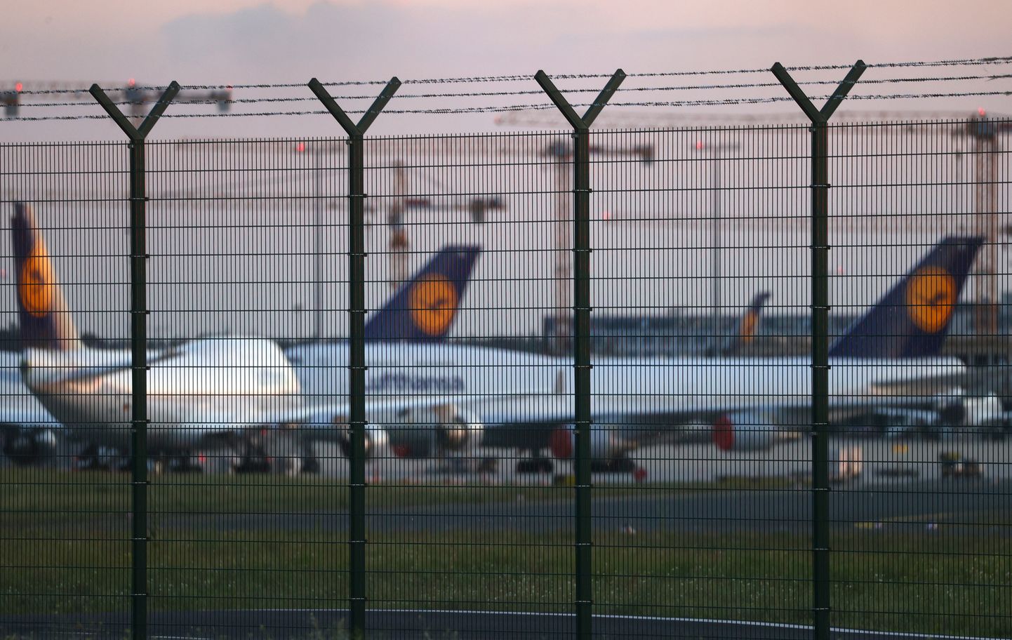 Lufthansa lennukid seisavad Frankfurdi lennuväljal.