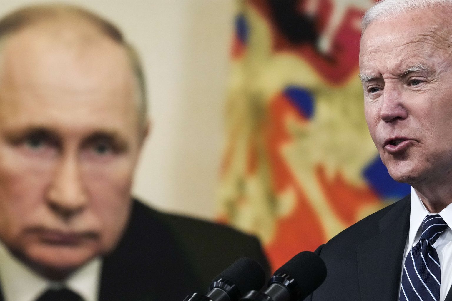Biden 22. juunil 2022 bensiinihindadest kõnelemas. Taustale on kuvatud Putin.