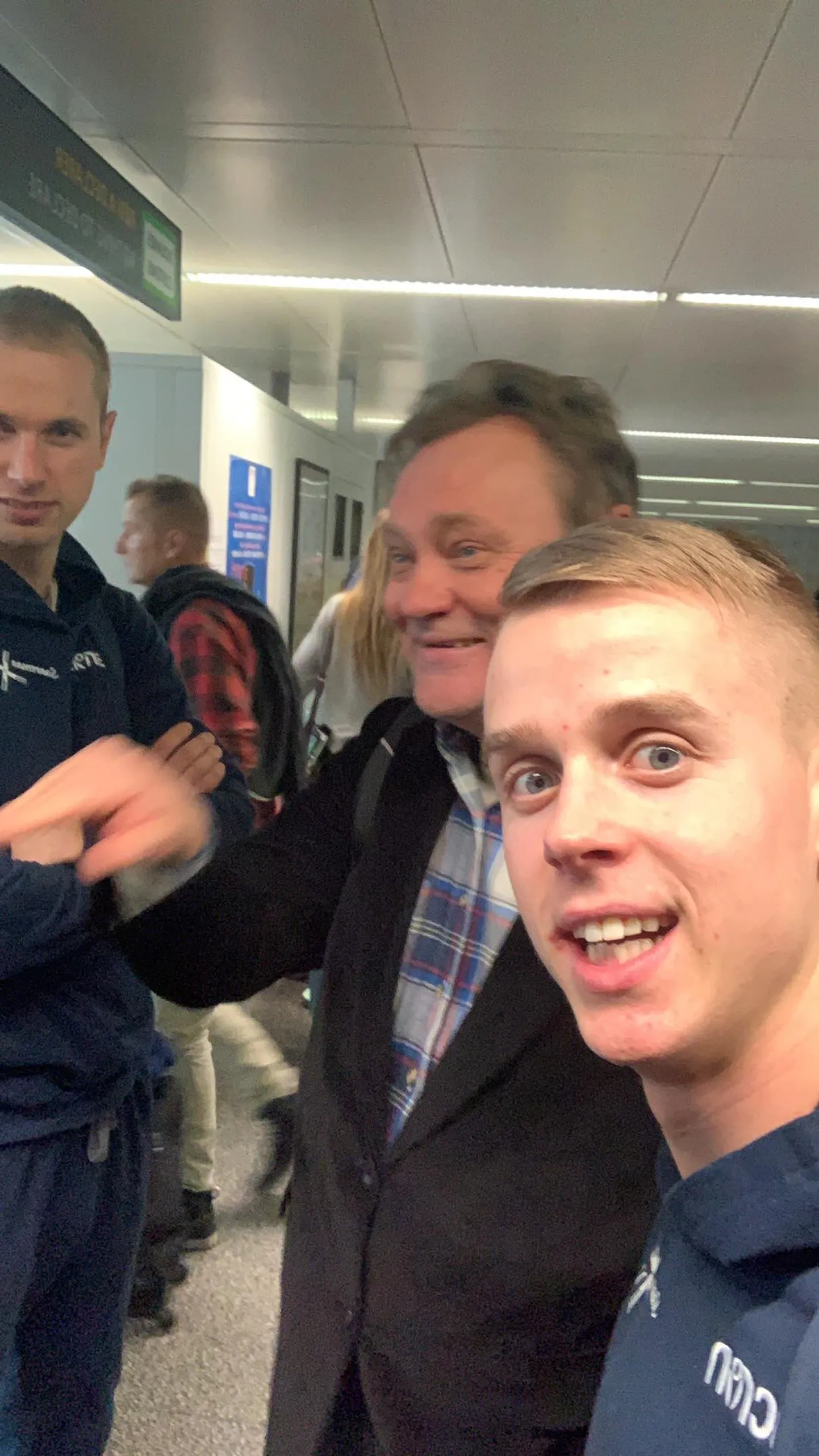 HIRMUS KOGEMUS: Hädamaandumise järel pöörasid lennujaama töötajad erilist tähelepanu lennuki vasakule mootorile. Alari Saar (esiplaanil) ja Alver Kivi tunnistasid, et läbielatu oli parajalt hirmus kogemus.