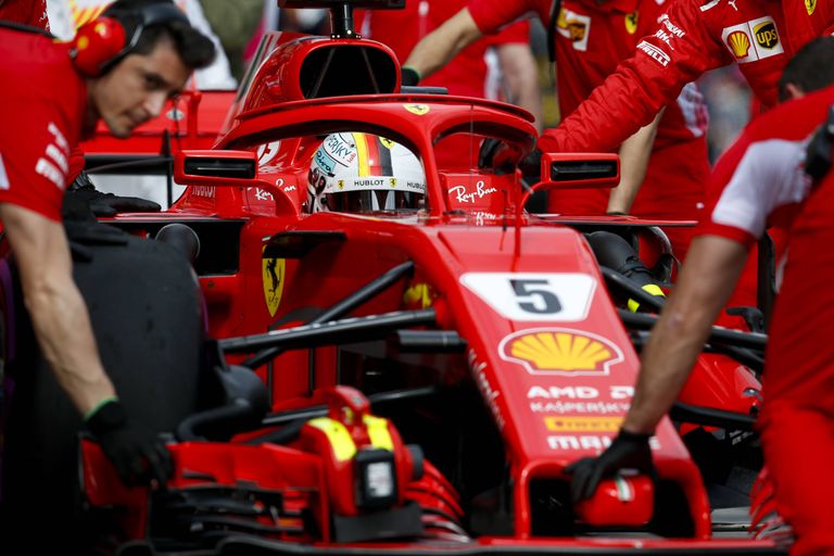 Tänavuse hooaja neljal esimesel etapil on Ferrari kasutanud sellise kinnitusega küljepeegleid...