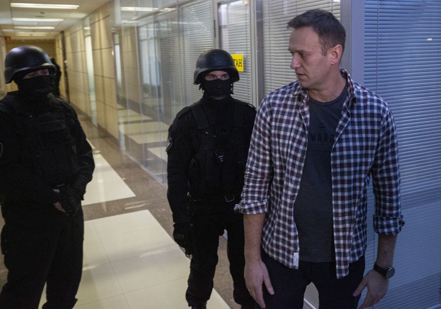 Vene opositsioonijuht Aleksei Navalnõi politseinike saatel.