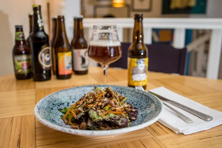 Umami restorani pardi-confit marineeritud kõrvitsa, seemnesegu, salati ja magushapu kastmega on pandud paari Hopsteri Pearuga - see IPA on troopiliste aroomide ja kõrgema humalasisaldusega.