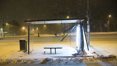 Фото: в Таллинне внедорожник протаранил автобусную остановку 