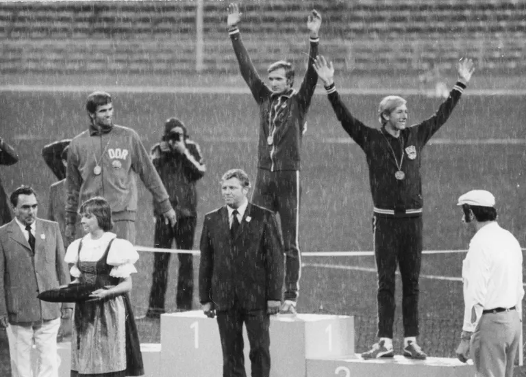 Müncheni mängude parimad meeste kõrgushüppes – vasakult Stefan Junge, Jüri Tarmak ja Dwight Stones – on tõusnud pjedestaalile (1972).