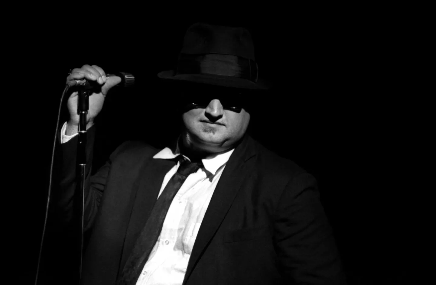 John Belushi 1978. aasta vana-aasta õhtul Blues Brothersite Jake Bluesina San Franciscos Grateful Deadi soojendamas.