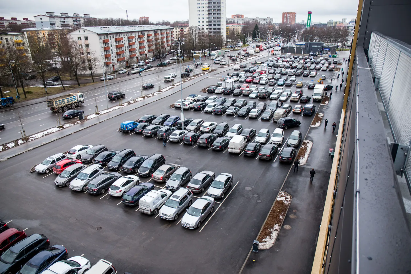 Mustamäe keskuse parklas on ka esmaspäeva lõuna ajalkõik kohad täis.