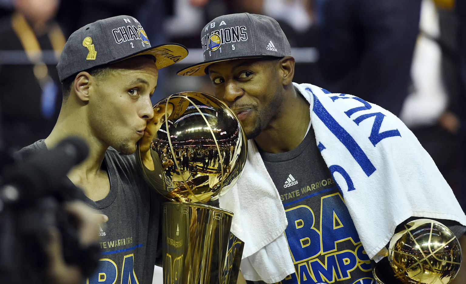 Golden State Warriorsi liider Stephen Curry ja finaalseeria MVP Andre Iguodala meistrikarikat suudlemas.