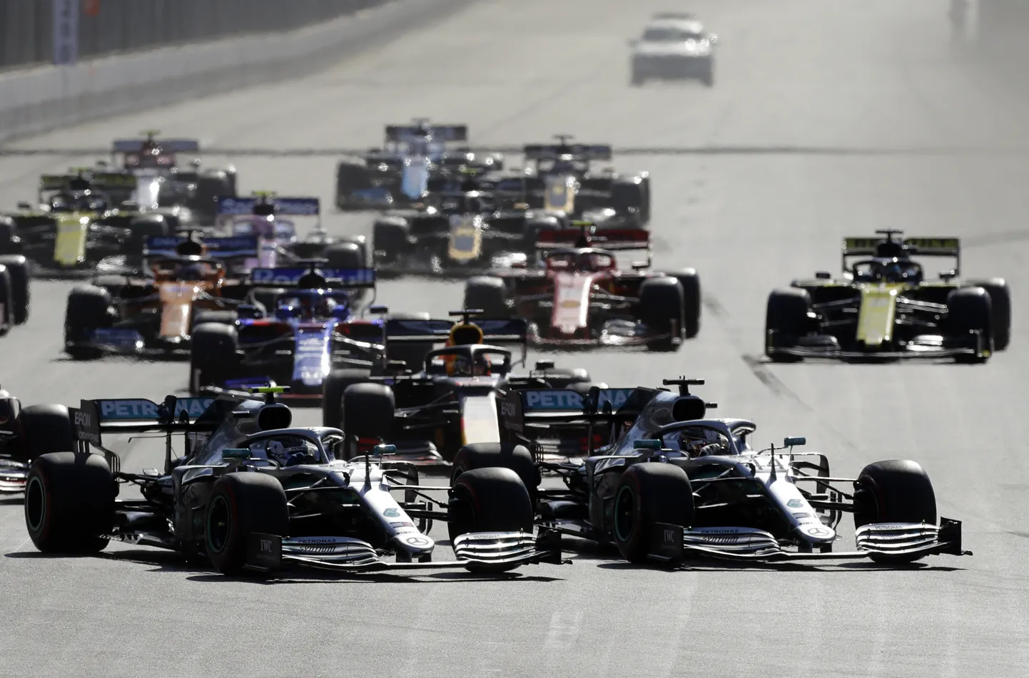 "Mercedes" komandas piloti Valteri Botass (no kreisās) un Lūiss Hamiltons