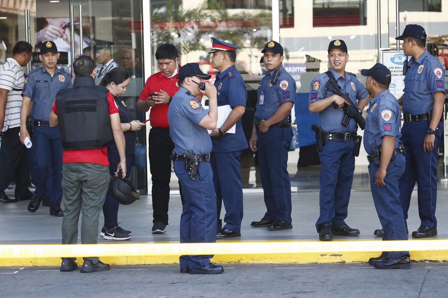 Policija pie lielveikala Filipīnās, kur izveidojusies ķīlnieku krīze.