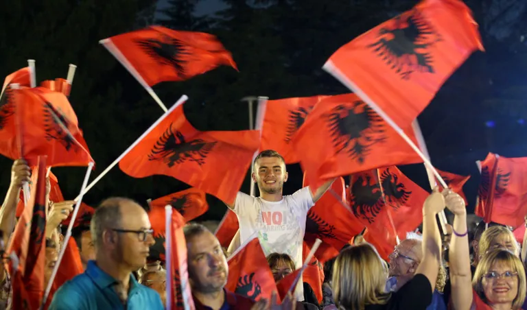 Sotsialistliku Partei toetajad Tiranas valimiste-eelsel üritusel juunis. / Scanpix