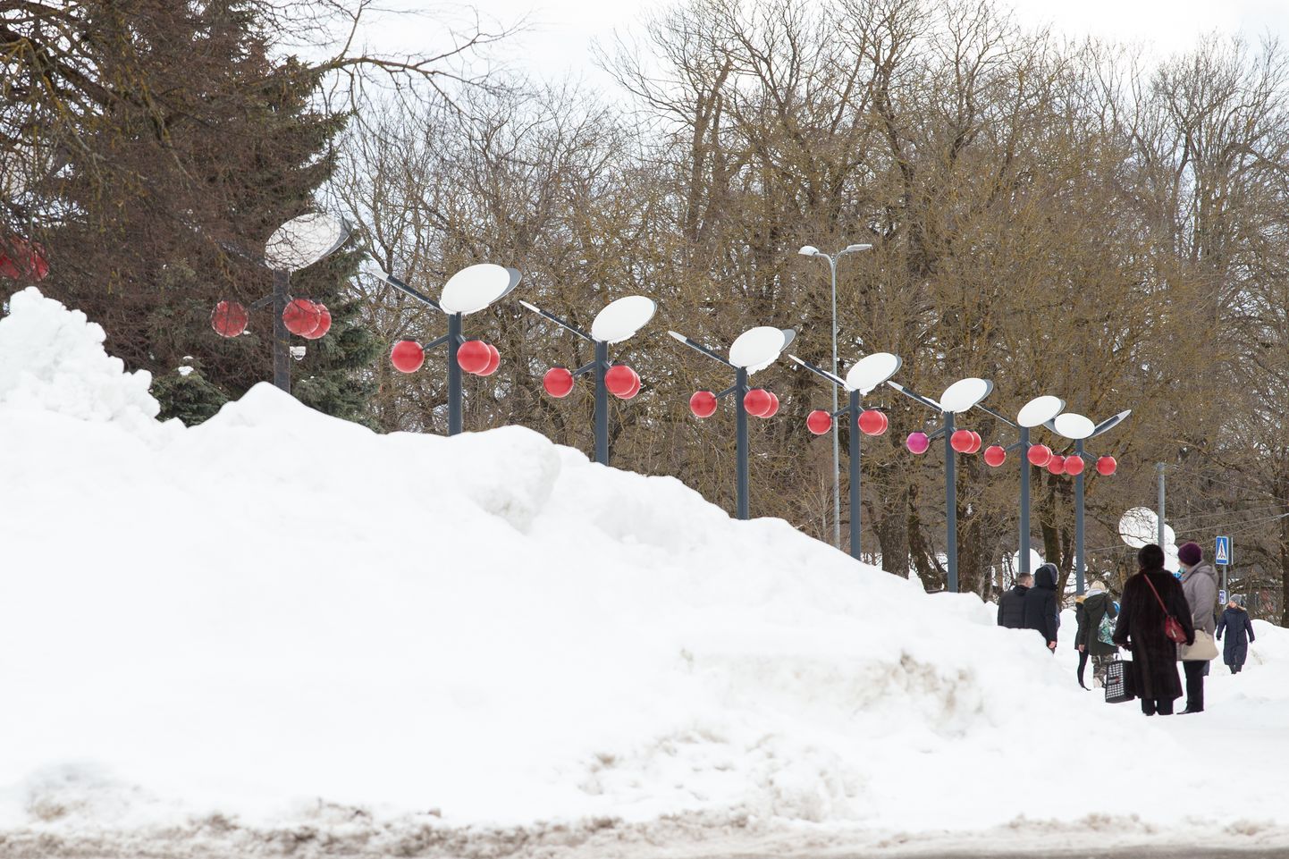 Йыхви оказался нынешней зимой самым снежным местом в Эстонии. Однако уже почти две недели заваленные снегом улицы вызывают критику жителей и волостных чиновников в адрес ухаживающего за дорогами "N&V", в свою очередь, пригрозившего вообще отказаться от договора.