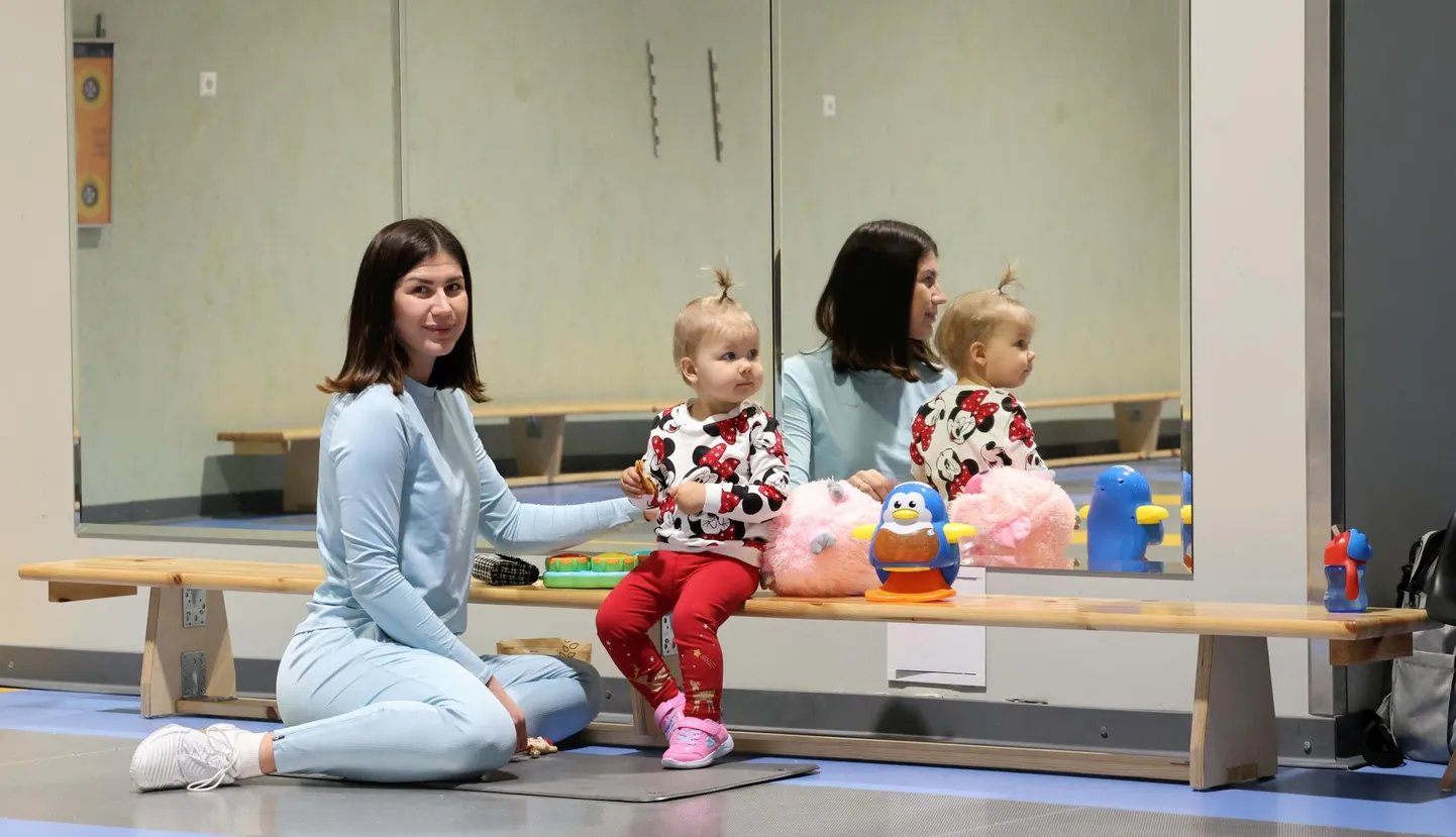 Turu tänava spordihoone saal, kus olümpiavõitja Julia Beljajeva on treeninud aastaid, on koduseks saanud ka tema pooleteise aasta vanusele tütrele Oliviale. Teda ootavad seal mänguasjad, kuid samuti teab tüdruk juba seda, mis on vehklemises torge.Margus Ansu