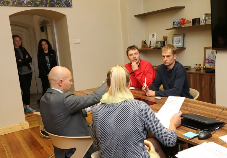 TRT03: VALIMISLIIT SÜDAMEGA TARTU : TARTU, EESTI, 05SEP17 - Täna lõpeb kohalike omavalitsuste valimiste kandidaatide registreerimiseks esitamine.Nimekirja esitab valimisliit "Südamega Tartu".Pildil Tartu linnavalitsuse õigusteenistuse juhataja Anneli Apuhtin ja linnasekretär Jüri Mölder (seljaga) ning valimisliidu esindajad Meelis Kaldalu (punases) ja Reio Laurits.