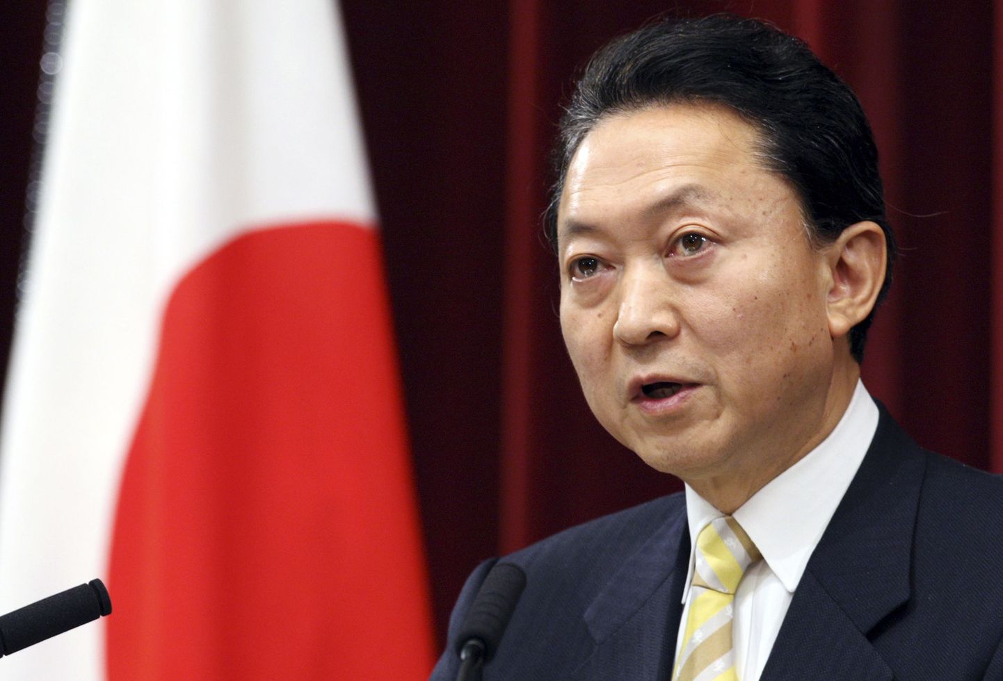 Jaapani peaminister Yukio Hatoyama pressikonverentsil järgmise aasta eelarvet tutvustamas. Jaapani aprillis algava järgmise aasta eelarve maht on rekordiline 92,29 triljonit jeeni.