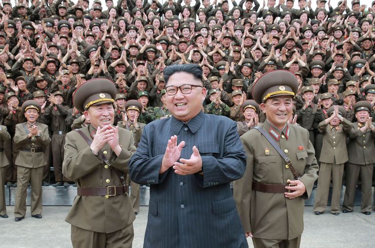 Kim Jong-un sõjaväelastega.