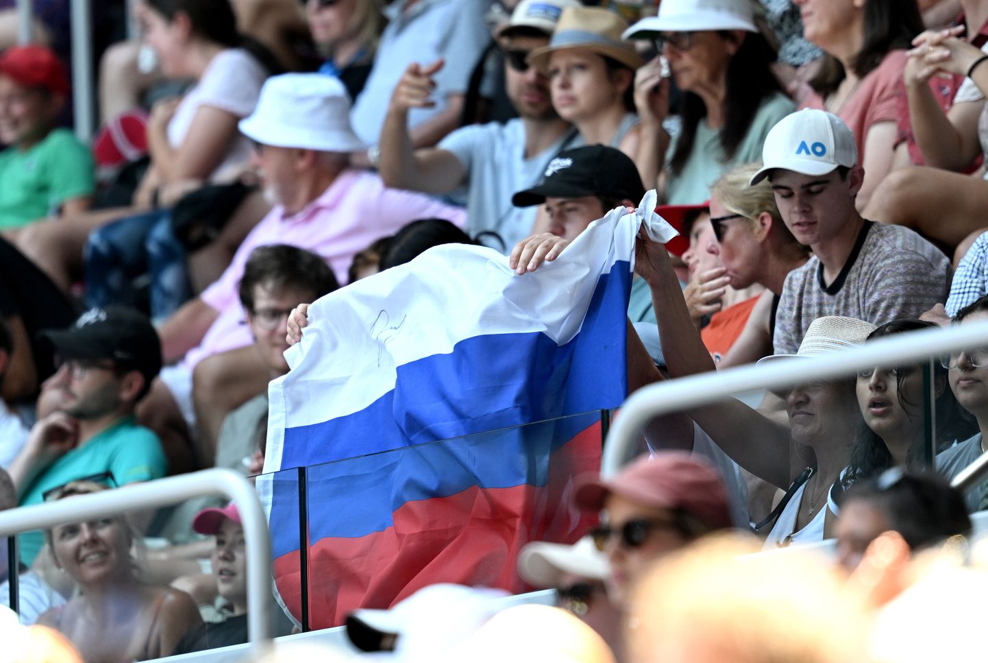 Venemaa lippu hoidvad tennisefännid