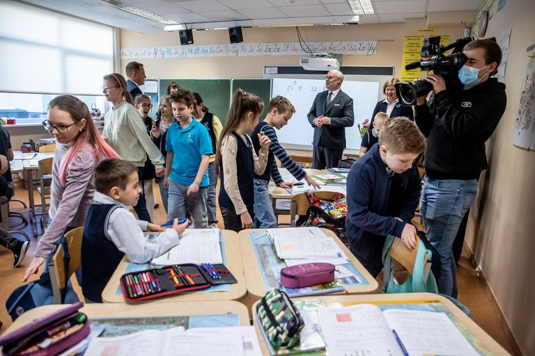 Президент Эстонии Алар Карис проводит открытый урок в русскоязычной школе.