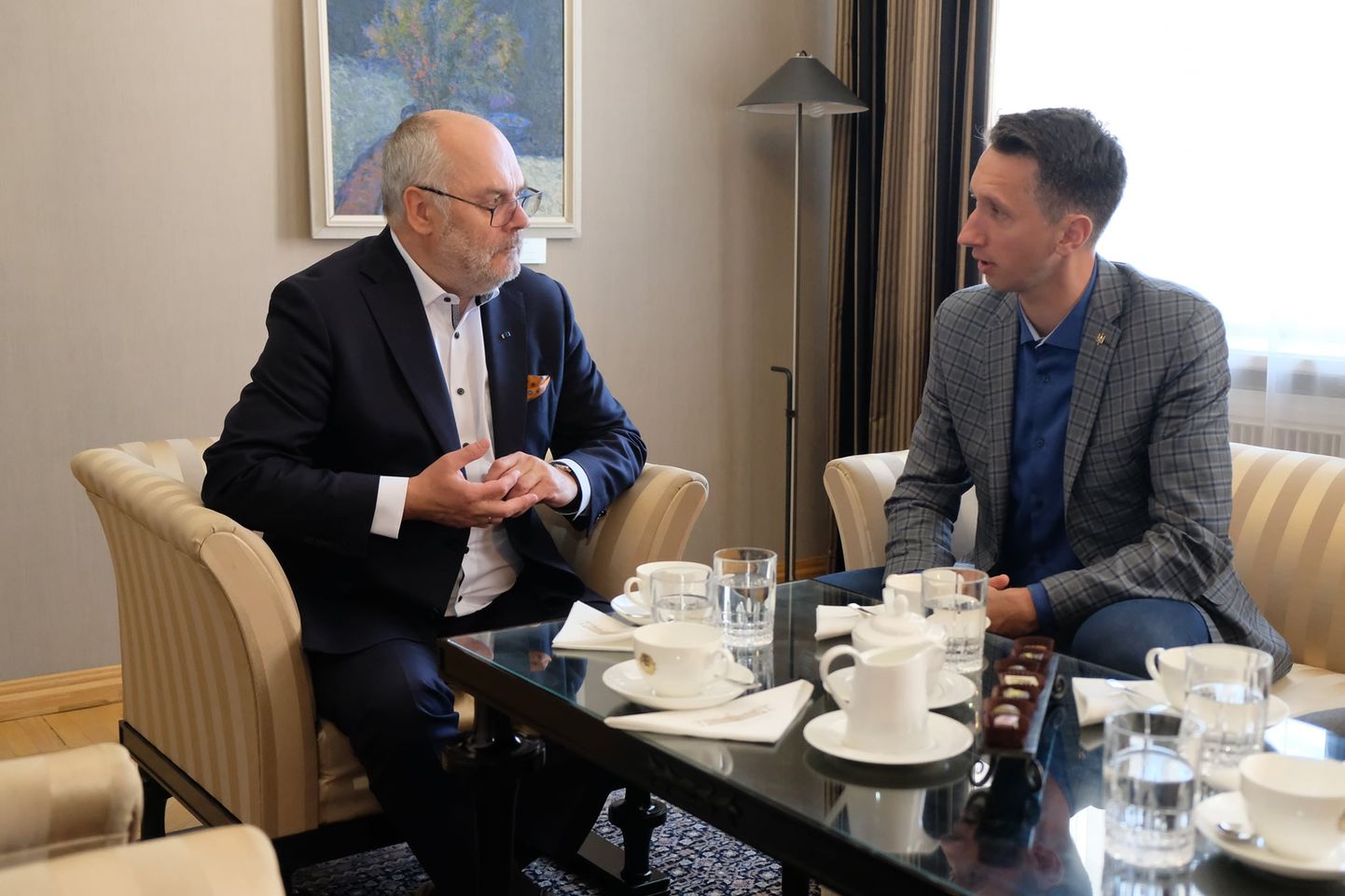 Eesti president Alar Karis (vasakul) ja endine Ukraina tennisist Serhi Stahhovski kohtumisel Kadriorus.