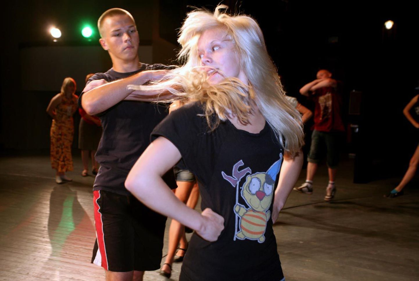 Marek Müller ja Marie Reimann tantsivad hoogsalt «Tuljakut», mis on üks tantsudest, millega rahvatantsurühm Järvake EXPOl Eestit tutvustab.