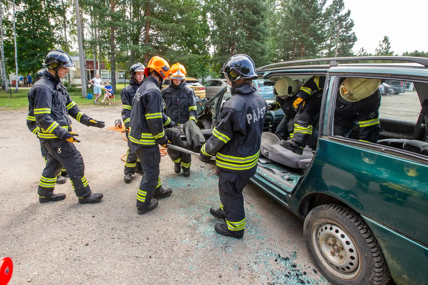 Noored päästjad "õnnetuspaigal".