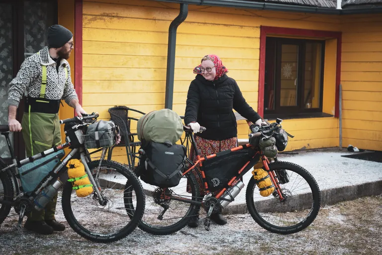 Maadeavastajast paar filmis kogu oma teekonna Baltikumis ligi -25°C külmas.