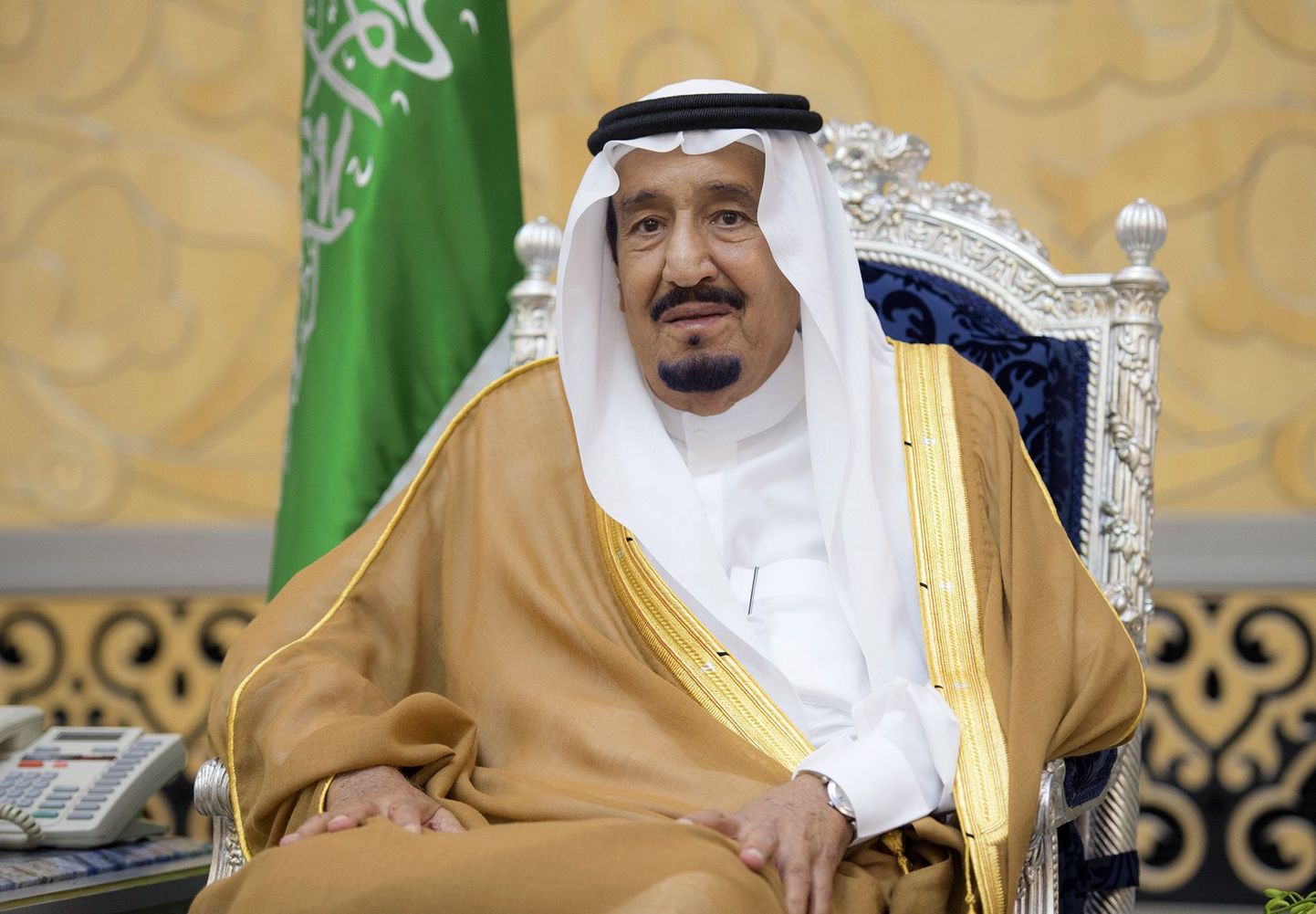 A handout picture provided by the Saudi Royal Palace on August 23, 2017 shows Saudi King Salman (C) sitting at Jeddah airport upon his return from holiday Morocco. / AFP PHOTO / Saudi Royal Palace / BANDAR AL-JALOUD / RESTRICTED TO EDITORIAL USE - MANDATORY CREDIT "AFP PHOTO / SAUDI ROYAL PALACE / BANDOUR AL-JALOUD" - NO MARKETING NO ADVERTISING CAMPAIGNS - DISTRIBUTED AS A SERVICE TO CLIENTS