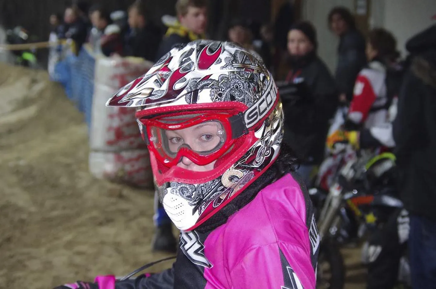 Mirell Põllumäe hakkas pitbike’iga sõitma 15-aastaselt. Kahel aastal on ta jõudnud Eestis naiste edetabelis kokkuvõttes kolmandale kohale. Tänavu aprillis osales ta Soome-Eesti maavõistlustel.