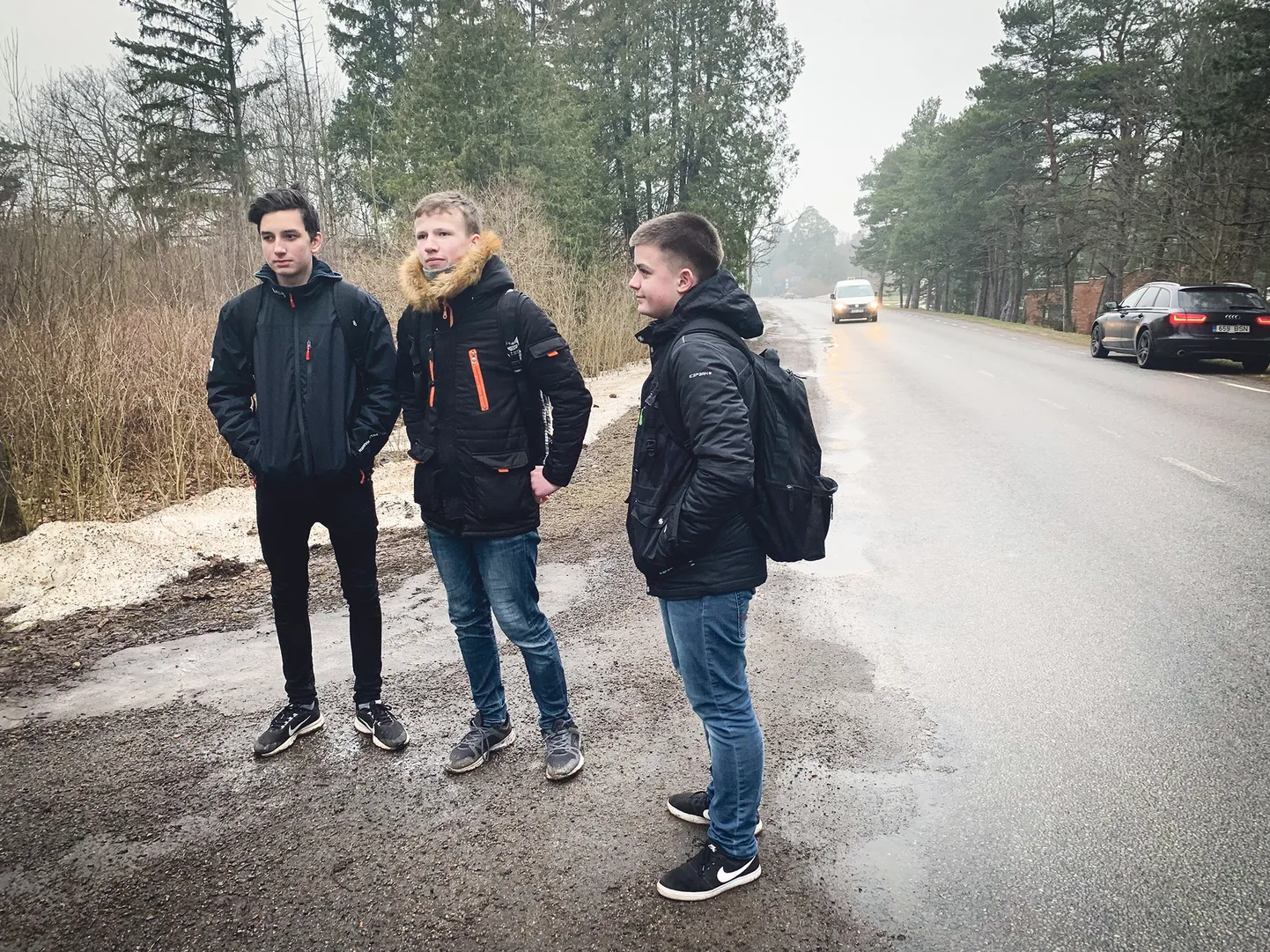 VAJALIK ASI, ütlevad Rain Kullamäe, Kevin Humal ja
Ingmar Vanem Leisi alevikku plaanitava kergliiklustee kohta. 
GUNNAR SIINER
