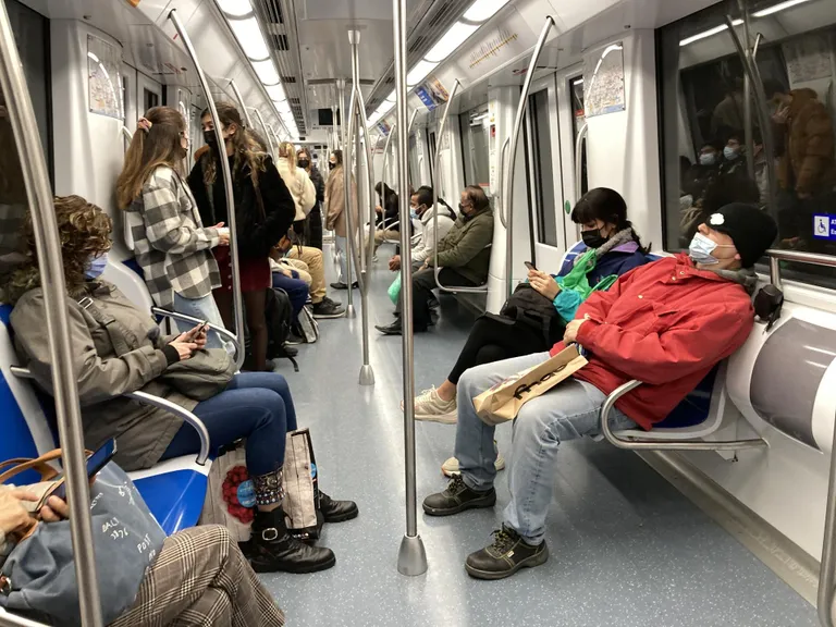Barcelonas on maskikandmine jätkuvalt levinud ka tänavail, kohustuslik aga siseruumides. Metroos oli üks härra rakendanud lausa kahte näo erinevaid osi varjavat katet, mille vahelt nina rõõmsalt välja piilus. FOTO: